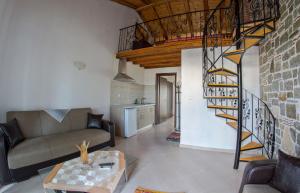 萨尔蒂特阿诺公寓的带沙发和螺旋楼梯的客厅