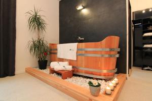 科林JBI Wellness的客房内的木凳浴室