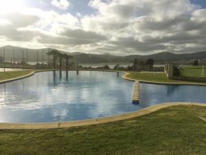 巴雷罗斯Apartagal-Océano V Barreiros的大型湖景游泳池