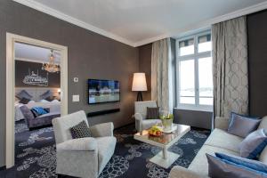 卢塞恩卢塞恩施威霍夫酒店的客厅配有沙发和1张床