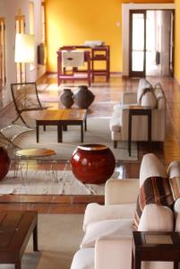 伊鲁亚Hotel Iruya的客厅配有白色的沙发和桌子