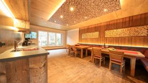 图克斯Chalet Alpinhome的厨房设有带桌椅的用餐室