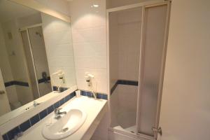 博德鲁姆贝克潘希云酒店的白色的浴室设有水槽和淋浴。