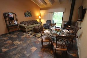 塞多纳Villas at Poco Diablo, a VRI resort的客厅配有桌子和沙发