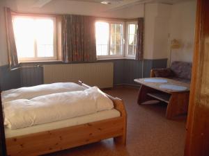 斯凯拜克Astrupgaard Farm Holiday的一间卧室配有一张床、一张沙发和一张桌子