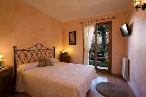 圣米良德拉科戈利亚拉波萨达德圣米仑酒店的一间卧室设有一张大床和一个窗户。
