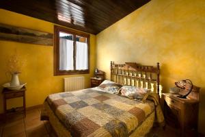 圣米良德拉科戈利亚拉波萨达德圣米仑酒店的一间卧室设有一张床和一个窗口