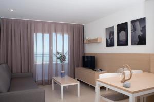 佩尼斯科拉阿奎兰蒂公寓式酒店的客厅配有沙发和桌子