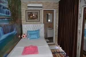 帕莫卡莱圣特特拉斯酒店的一间带床的小卧室和一间浴室