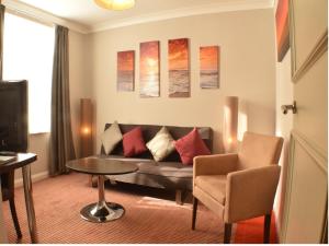 斯旺西飞龙旅馆的客厅配有沙发和桌子