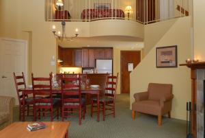 蒙特朗布朗圣伯纳德特拉姆布朗特山酒店的用餐室以及带桌椅的厨房。