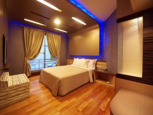 垦丁大街艾比莎渡假旅店二馆的一间卧室设有一张床和一个大窗户