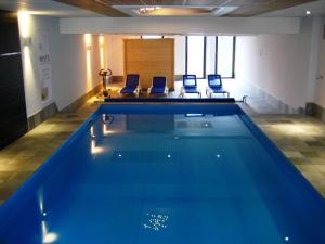 拉佩蒂特皮耶尔奥克斯多利斯玫瑰酒店及餐厅的一个带两把椅子的房间的游泳池