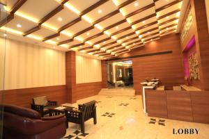 蒂鲁奇奇拉帕利Hotel Deepam的大堂,设有等候区和桌子