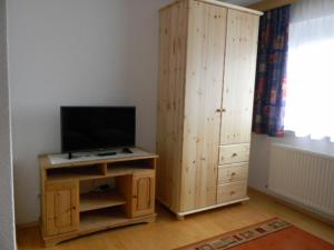 文斯Ferienwohnung Gasser的一间带电视和木柜的客厅