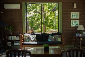 基林德楝树别墅的带沙发和窗户的客厅