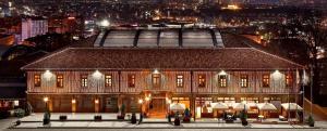 安卡拉迪万卡拉汉酒店的一座有照明的大砖砌建筑