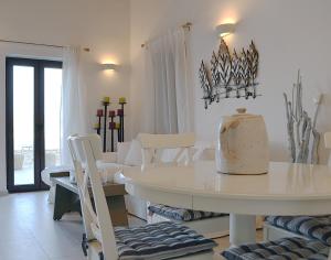 哈尔基岛Villa Aristoteles的白色的用餐室配有白色的桌椅
