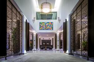 努瓦克肖特Azalaï Hôtel Nouakchott的建筑的走廊,设有门和吊灯