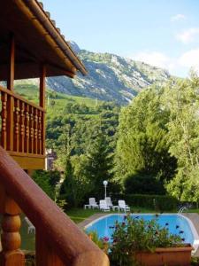 阿里纳斯·德·卡伯瑞勒斯皮库斯德欧罗巴酒店的一个带游泳池和山脉的别墅的阳台