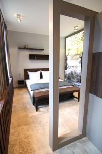 布劳恩拉格StrandBerg's Designhotel Viktoria的一间卧室配有一张床和一面大镜子