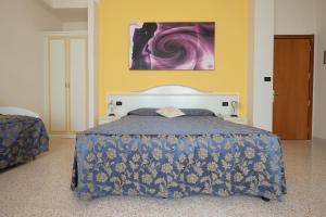 卡拉马尼科泰尔梅Hotel Mazzocca的一间卧室配有一张带蓝色棉被的床