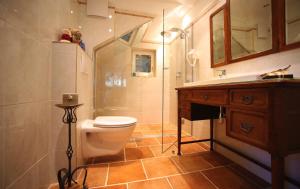 Pitten浪漫小屋度假屋的浴室配有卫生间、淋浴和盥洗盆。