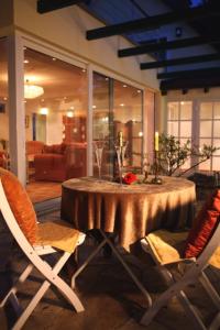 Pitten浪漫小屋度假屋的一间带桌子和两把椅子的用餐室
