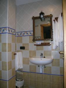 奥利奥奥里奥哈洛旅馆的一间带水槽和镜子的浴室