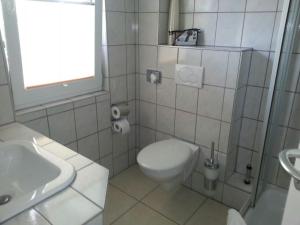 瓦尔内明德海星公寓酒店的白色的浴室设有卫生间和水槽。