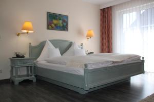 弗罗伊登施塔特瓦尔德苏赫兰德豪斯酒店的一间卧室设有一张床、一个窗口和一张桌子