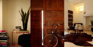 卡迪瓦卡萨阿尔多玛酒店的停在隔壁的自行车停放在一间房间里