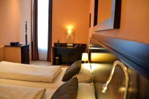 慕尼黑慕尼黑艺术酒店的酒店客房配有两张床和一张书桌