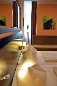 慕尼黑慕尼黑艺术酒店的酒店客房设有床和窗户。