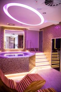 亚斯塔尔尼亚亚斯塔尔尼亚酒店的一间带浴缸和大镜子的浴室