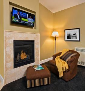 太平洋丛林蒙特雷半岛酒店 的客厅设有壁炉和平面电视。