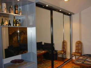 布达佩斯布达佩斯乔伊公寓的客厅设有玻璃门和沙发