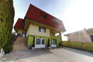 尼特拉Penzion Tofi的红色屋顶的黄色房子