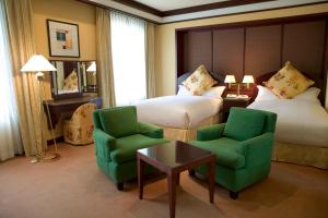 水户水户广场酒店(Mito Plaza Hotel)的酒店客房,设有两张床和绿椅