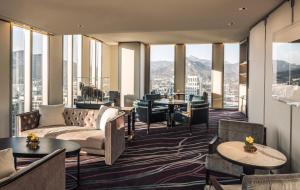 首尔首尔四季酒店的酒店客房设有沙发、桌子和窗户。