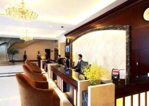 奉贤上海华凯华美达广场酒店的饭店的大厅,有男人坐在柜台上