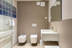 BorzanoVerdenoce Agriturismo B&B的白色的浴室设有水槽和卫生间。