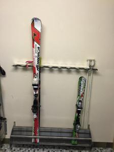 采尔马特Studio Castor Zermatt的墙上有一双滑雪板