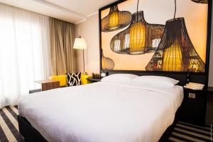 法兰西堡西蒙酒店的酒店客房的床铺上方设有灯