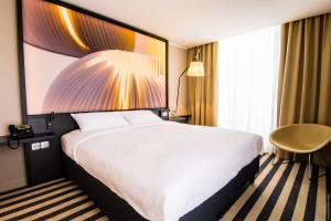 法兰西堡西蒙酒店的酒店客房设有一张大床和一张书桌。