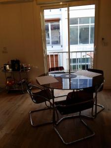波尔多beau studio centre ville的带阳台的客房内的桌椅