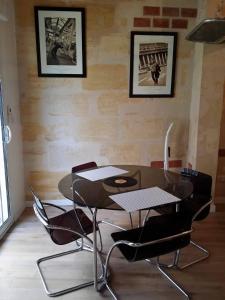 波尔多beau studio centre ville的一间带桌椅的用餐室