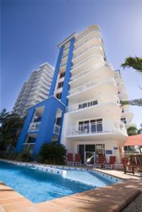 玛志洛麦可诺斯度假酒店的建筑前的一座带游泳池的建筑