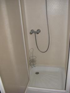 Saint-Julien勒玛沃兰德民宿的浴室内配有淋浴和头顶淋浴