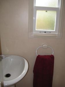 Saint-Julien勒玛沃兰德民宿的一间带水槽和红色毛巾的浴室